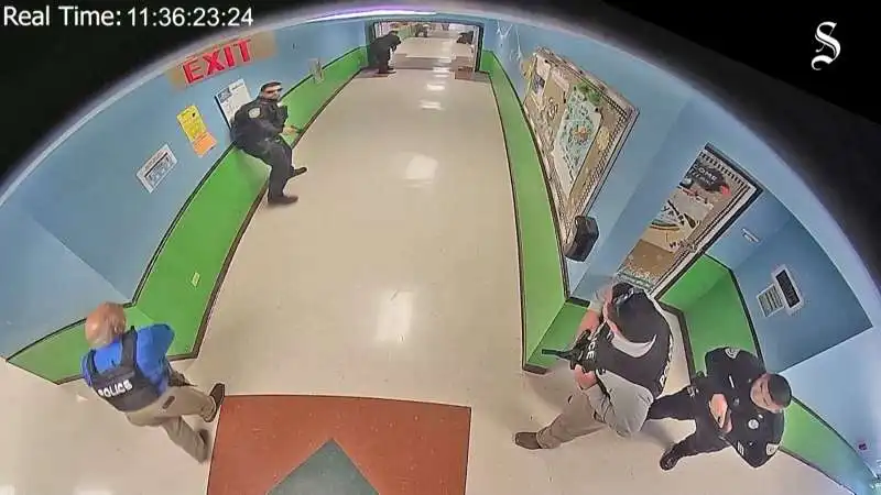 I VIDEO DI SORVEGLIANZA DELLA STRAGE ALLA ROBB ELEMENTARY SCHOOL DI UVALDE 