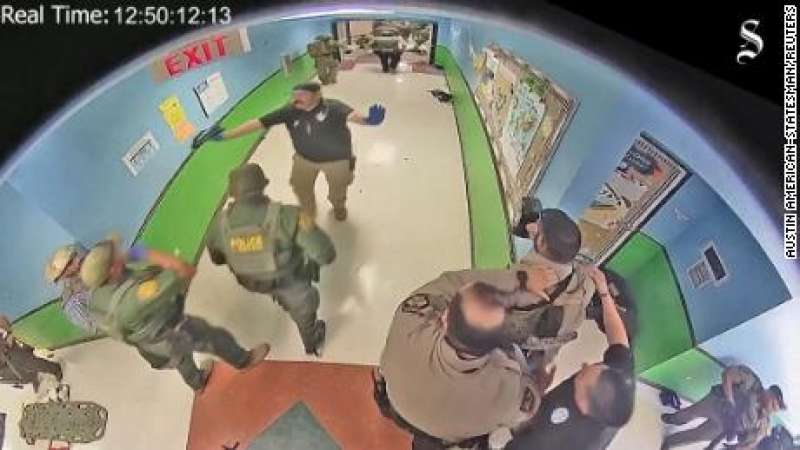 I VIDEO DI SORVEGLIANZA DELLA STRAGE ALLA ROBB ELEMENTARY SCHOOL DI UVALDE