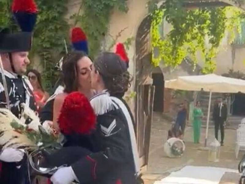 il matrimonio della carabiniera elena mangialardo e Claudia De Dilectis