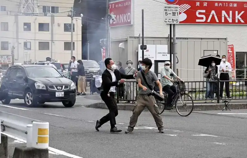 il momento dell arresto dell uomo che ha sparato a shinzo abe   1