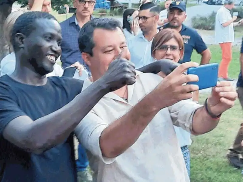 IL SELFIE DI SALVINI CON UN IMMIGRATO