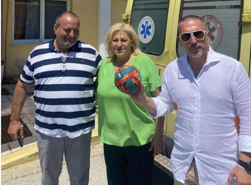 il sindaco di kassandria anastasia chalkia, con il pallone che ha salvato il turista ivan