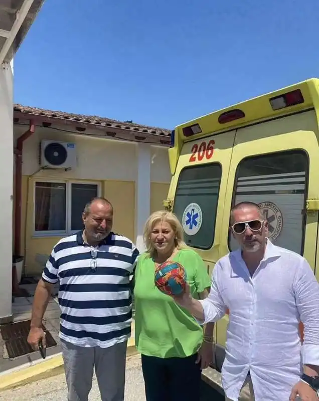 il sindaco di kassandria   anastasia chalkia, con il pallone che ha salvato il turista ivan 