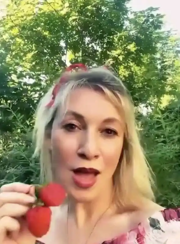 il video di maria zakharova che mangia le fragole   10