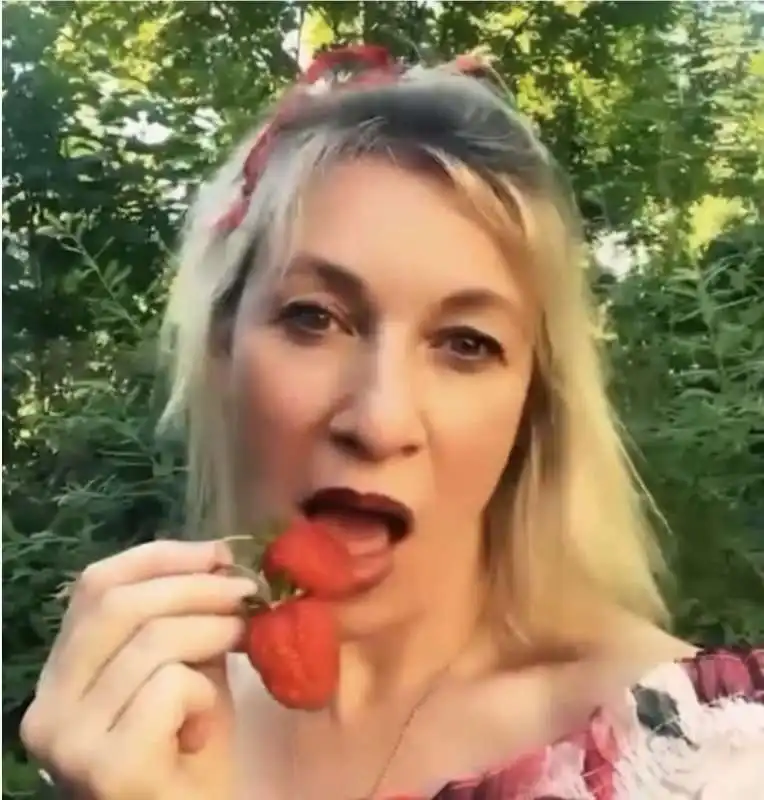 il video di maria zakharova che mangia le fragole   13