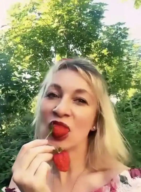 il video di maria zakharova che mangia le fragole   2