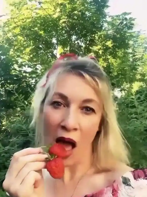 il video di maria zakharova che mangia le fragole   4