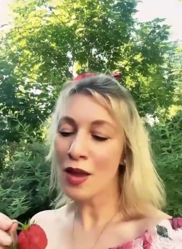 il video di maria zakharova che mangia le fragole 7