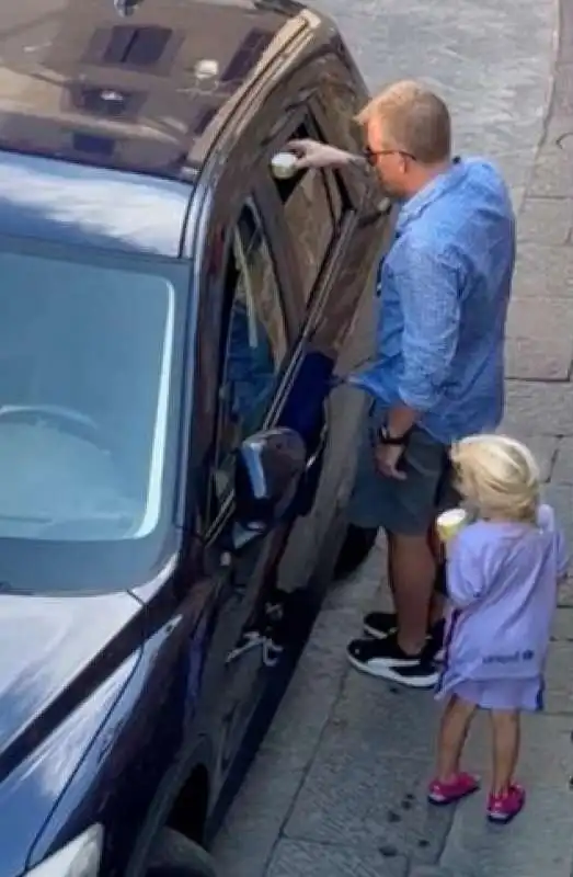 kimi raikkonen disseta un cane bloccato in auto 