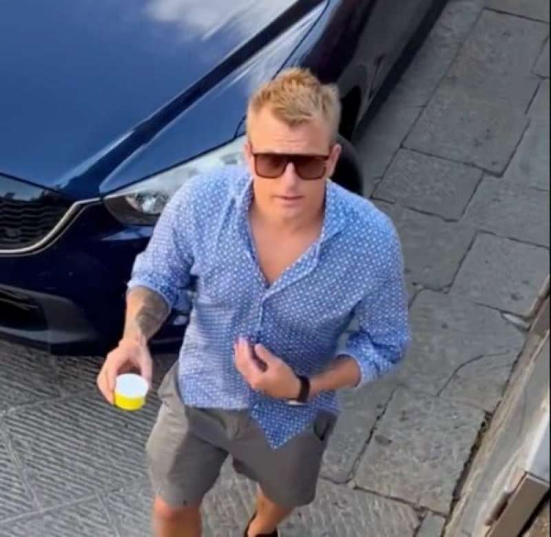 kimi raikkonen disseta un cane bloccato in auto