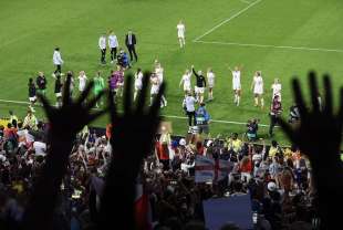 la nazionale femminile inglese festeggia la vittoria con la svezia agli europei 3