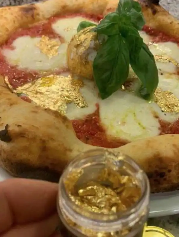 la pizza con la foglia d oro di Robert Nedea 