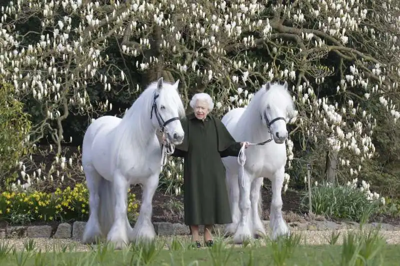 la regina elisabetta alla tenuta di sandringham 2