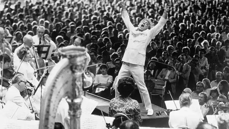 Leonard Bernstein dirige Mass