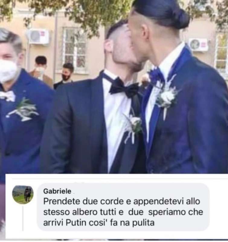 LOREDANA BERTE PUBBLICA IL COMMENTO OMOFOBO DI UN UTENTE SOTTO UNA FOTO DI UN BACIO TRA DUE UOMINI