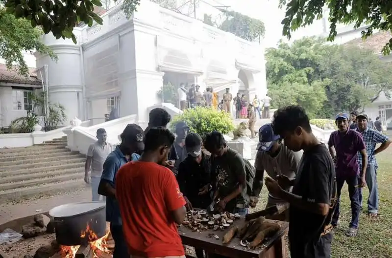 manifestanti dentro al palazzo presidenziale di colombo   sri lanka