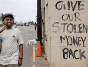 manifestanti dentro al palazzo presidenziale di colombo sri lanka 3