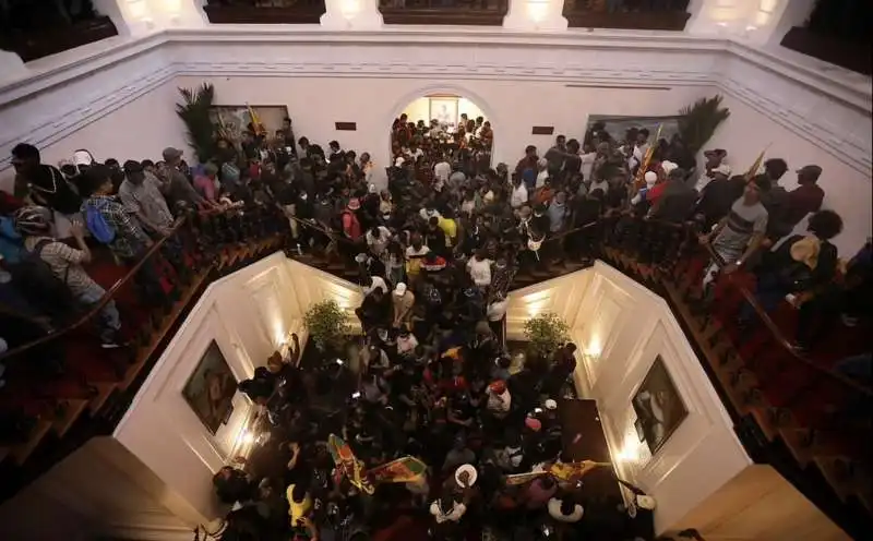 manifestanti dentro al palazzo presidenziale di colombo   sri lanka   6