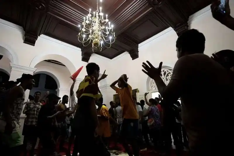 manifestanti irrompono nel palazzo del presidente a colombo   sri lanka   3