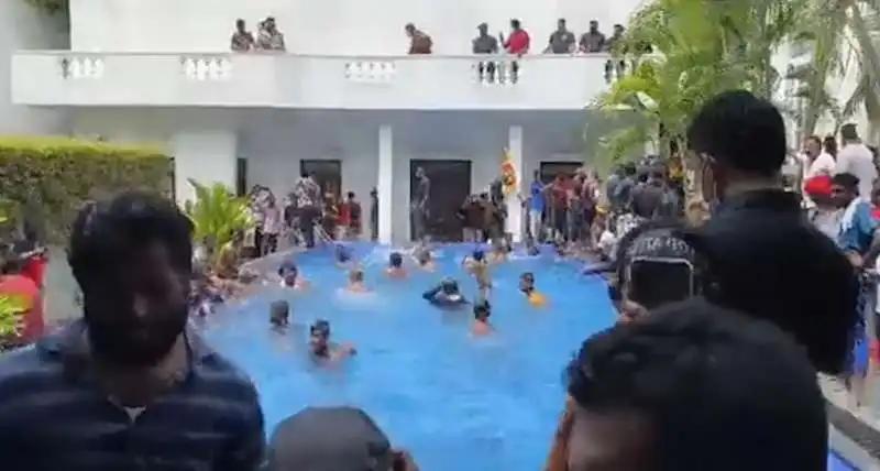 manifestanti si fanno il bagno nella piscina del presidente   colombo, sri lanka 