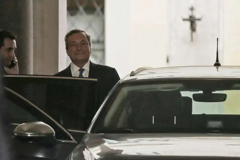 mario draghi lascia il quirinale dopo le dimissioni 