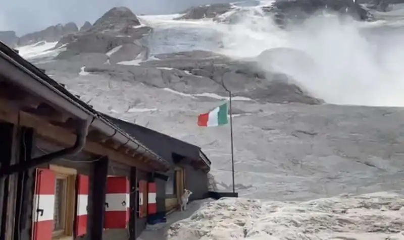 MARMOLADA - IL CROLLO VISTO DAL RIFUGIO 