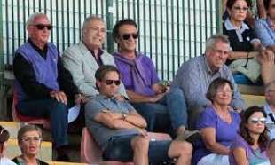 massimo cellino con la maglia viola