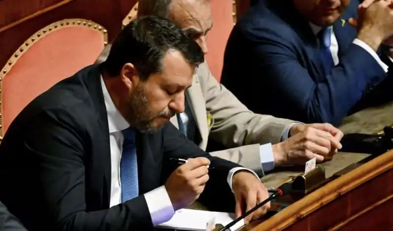 matteo salvini ascolta draghi 