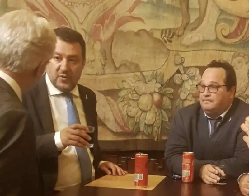 MATTEO SALVINI BRINDA ALLA FINE DEL GOVERNO DRAGHI  CON UNA COCA COLA INSIEME A DURIGON 