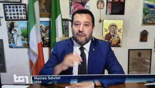 matteo salvini con le madonne in diretta al tg1 10