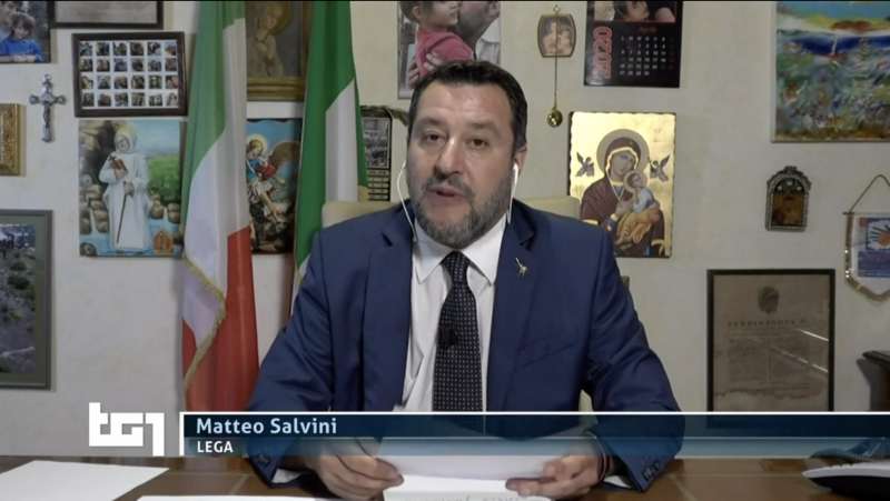 matteo salvini con le madonne in diretta al tg1 6