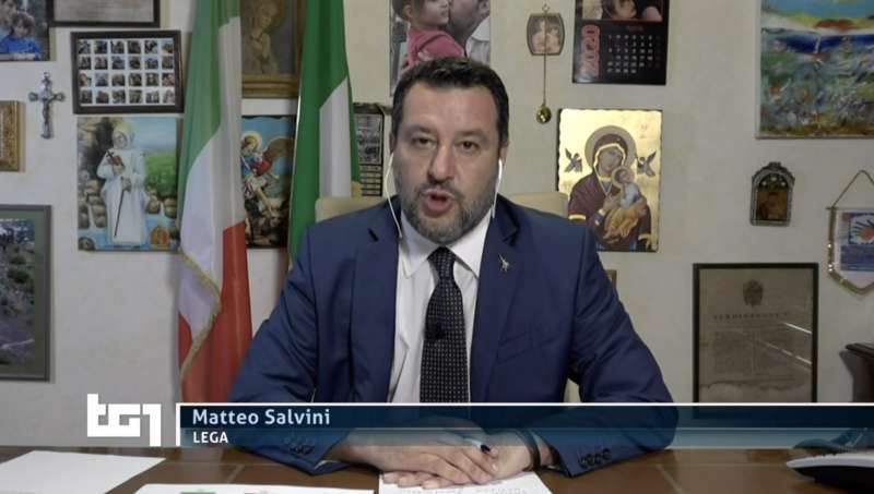 matteo salvini con le madonne in diretta al tg1 8