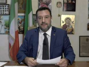 matteo salvini con le madonne in diretta al tg1 9