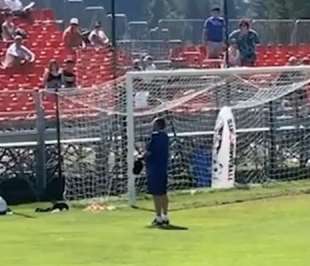 maurizio sarri interrompe l allenamento per parlare con i tifosi che contestano acerbi 1