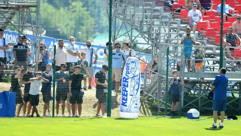 maurizio sarri interrompe l allenamento per parlare con i tifosi che contestano acerbi 5