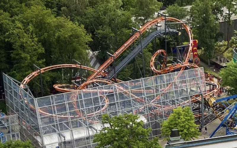 montagne russe cobra al parco giochi tivoli friheden di aarhus, in danimarca