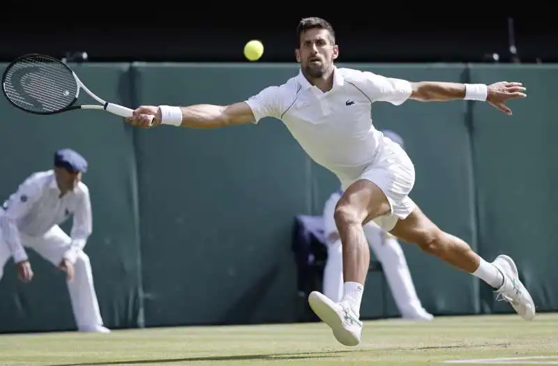 novak djokovic a wimbledon durante la partita con sinner 