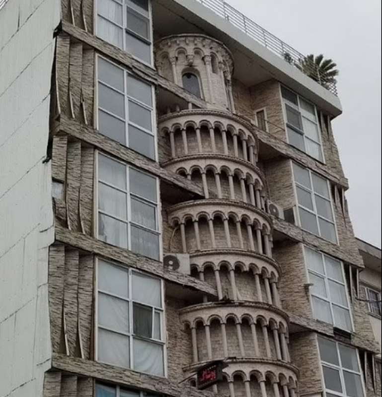 palazzo a lahijan, iran, che richiama la torre di pisa