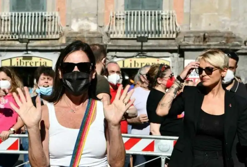 paola turci e francesca pascale al pride di napoli 