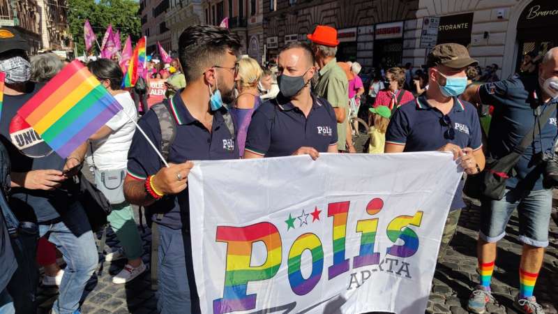 poliziotti al gay pride