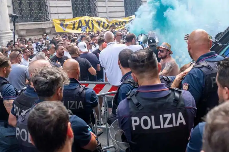 protesta dei tassisti davanti a palazzo chigi   3