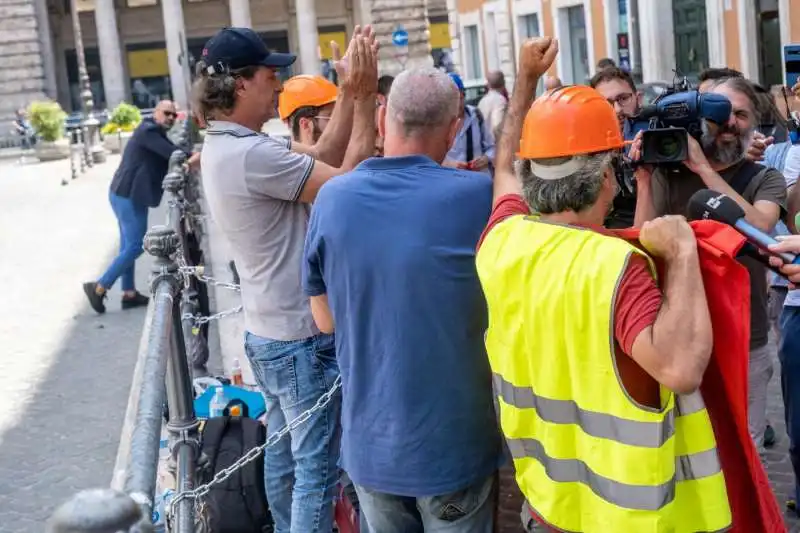 protesta dei tassisti davanti a palazzo chigi   7