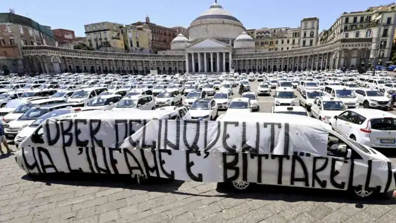 protesta taxi a piazza del plebiscito   napoli 