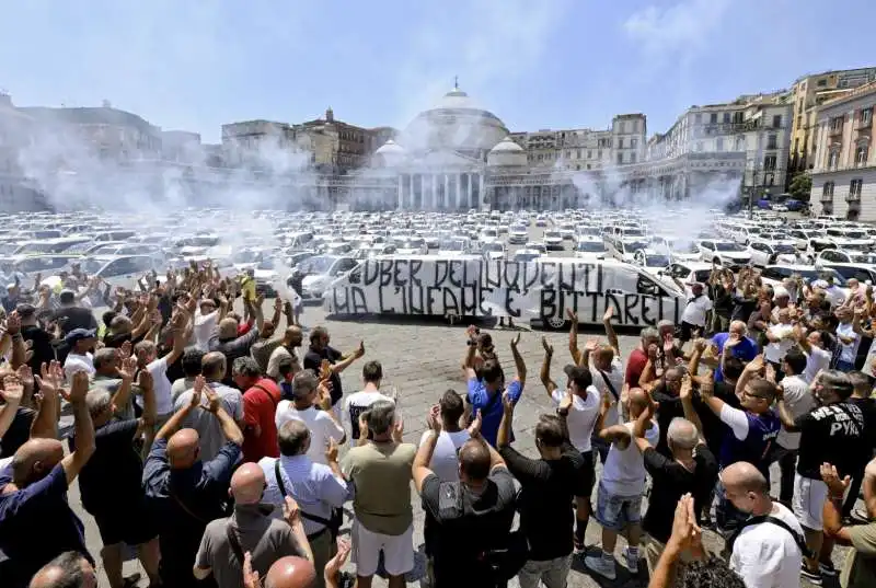 protesta taxi a piazza del plebiscito   napoli