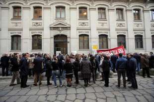 proteste per la vendita del palazzo di via solferino nel novembre 2013