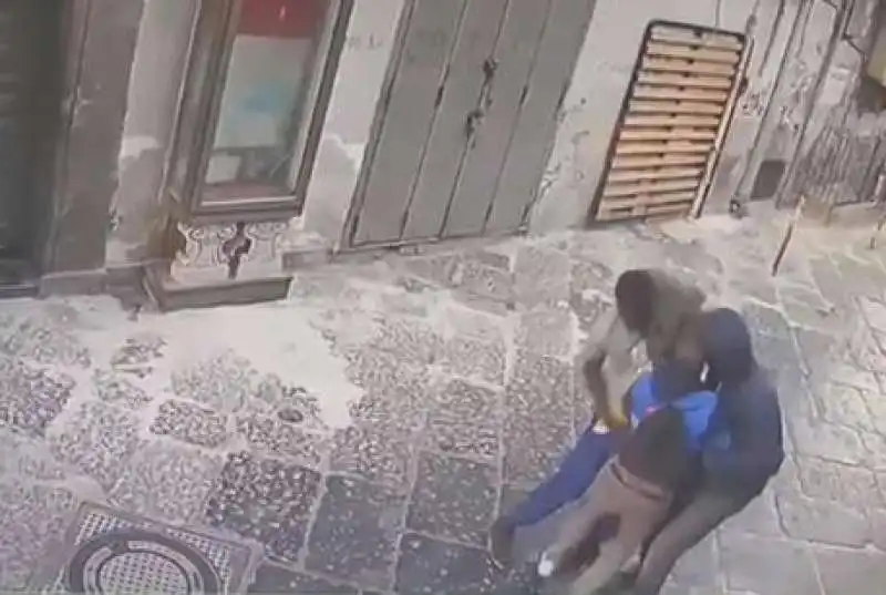 ragazzo aggredito e rapinato nel centro di napoli  da due africani 1