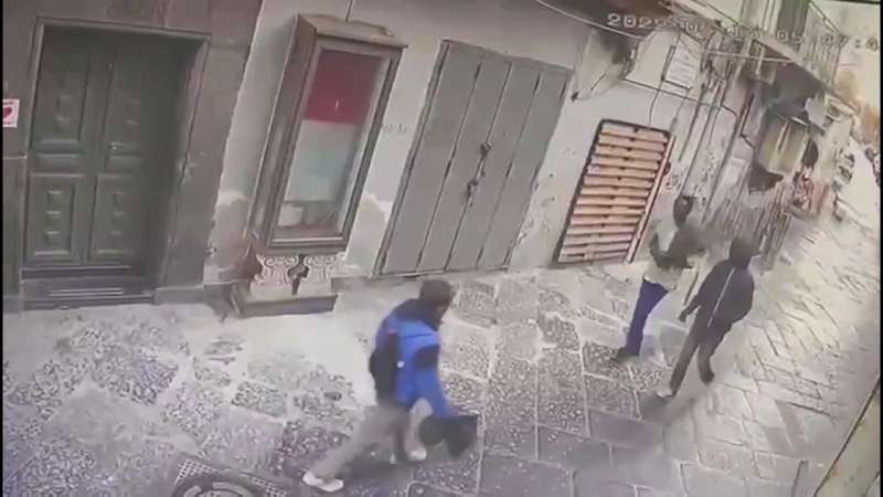 Ragazzo Aggredito E Rapinato Nel Centro Di Napoli Da Due Africani 2 Dago Fotogallery 1771