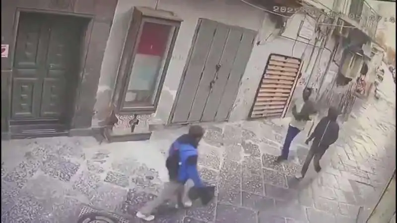 ragazzo aggredito e rapinato nel centro di napoli  da due africani 2