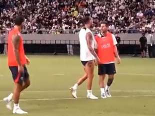 rissa sfiorata tra messi e sergio ramos durante allenamento psg