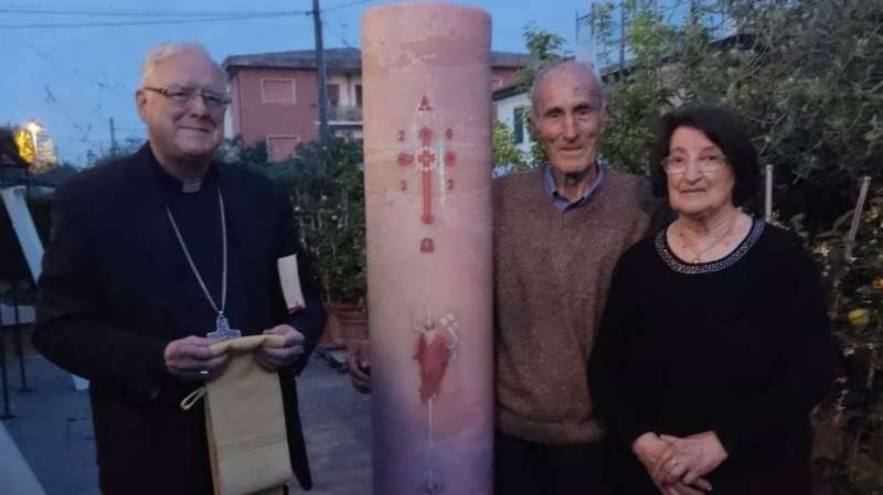 Sauro Innocenti e Carla Bianchini trasportano un cero votivo da due quintali dalla toscana a lourdes in apecar